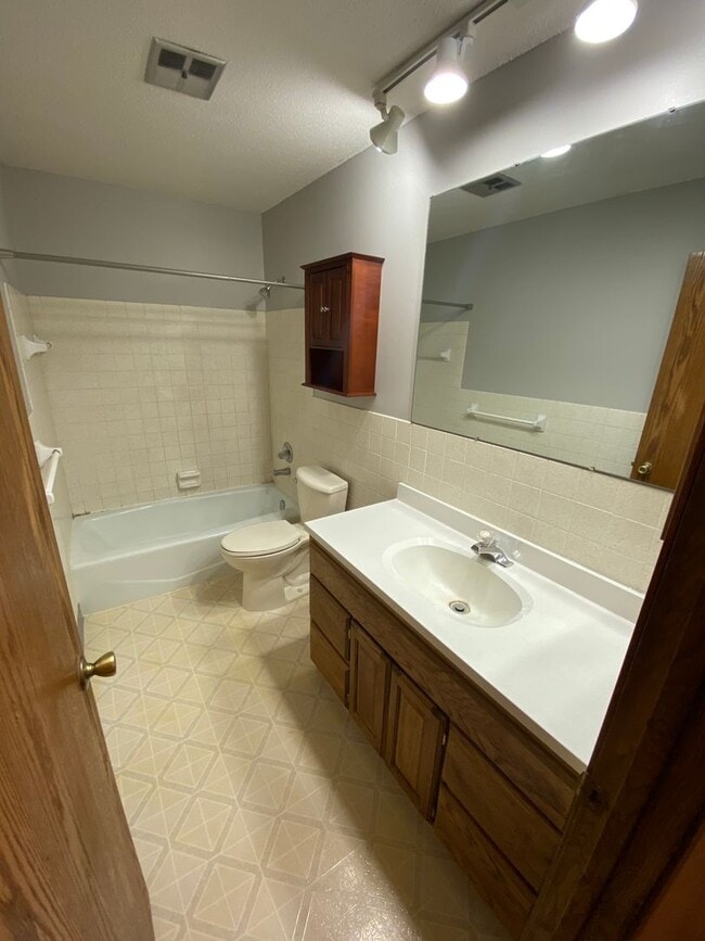 Building Photo - New Renovated 2br/1ba Townhome in Apple Va...