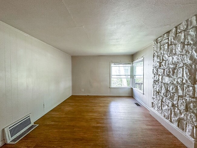 Building Photo - 5 Bedrooms and 3 Bathrooms!