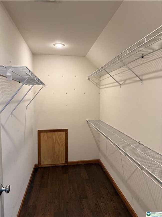 Building Photo - 4 bedroom 2.5 bathroom