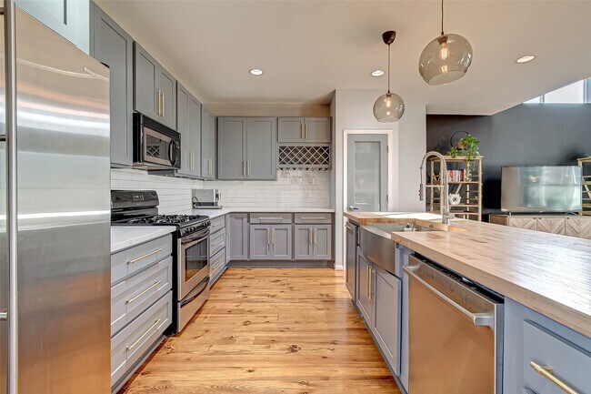 Building Photo - 4308 Lillian St
