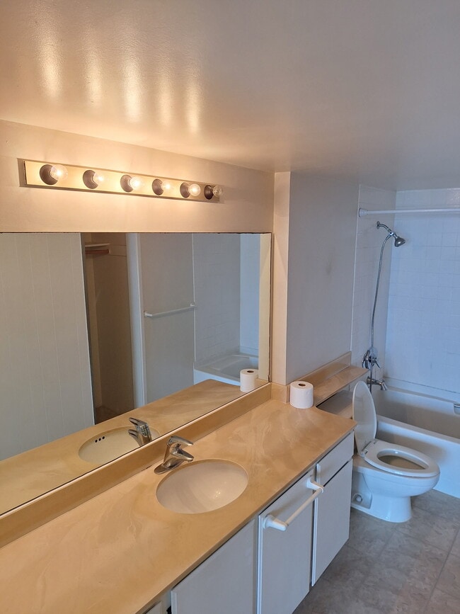 Building Photo - 2600 Pualani Way