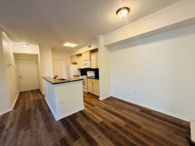 Building Photo - 2 Bedroom Condo For Rent in Carrollwood!