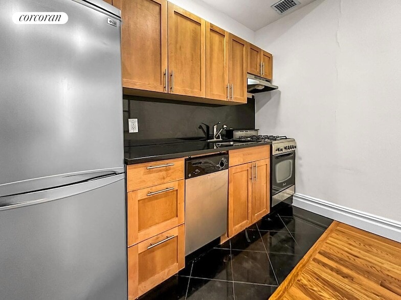 Building Photo - 250 W 105th St