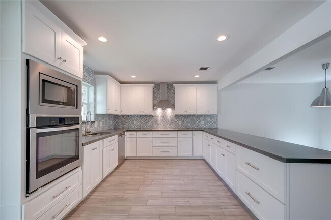 Building Photo - 818 Silvergate Dr