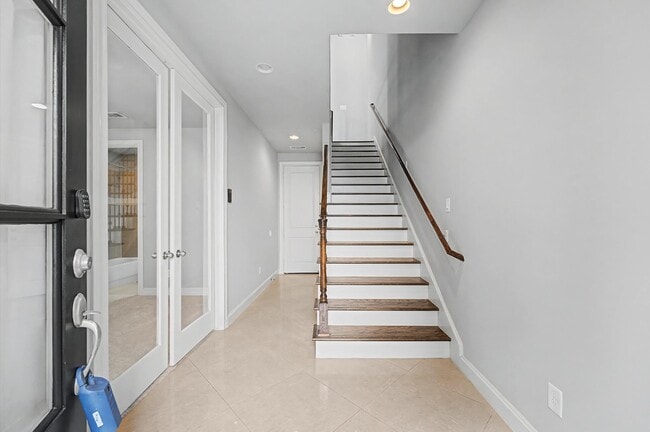 Building Photo - 634 Nagle St