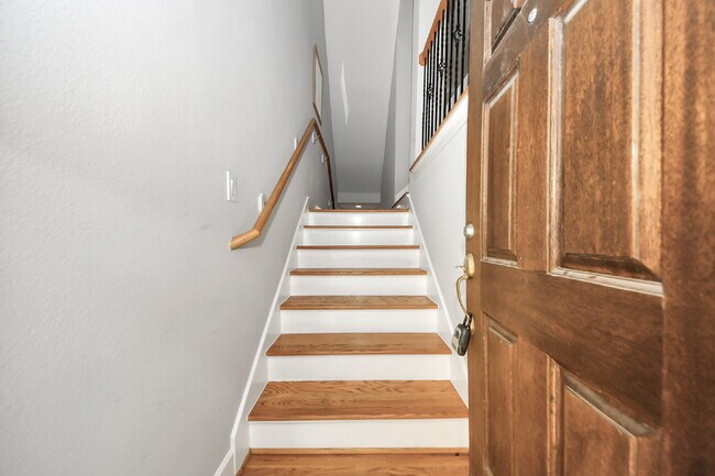 Building Photo - ? Live the Montrose Lifestyle! ?