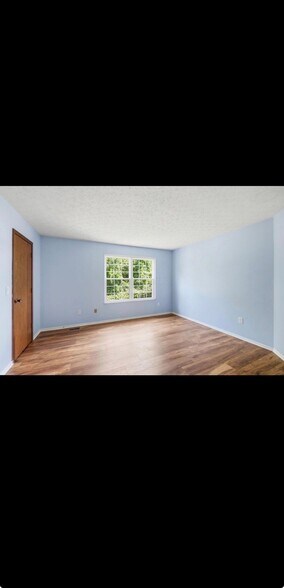 Building Photo - 46 Ravine Ridge Dr S