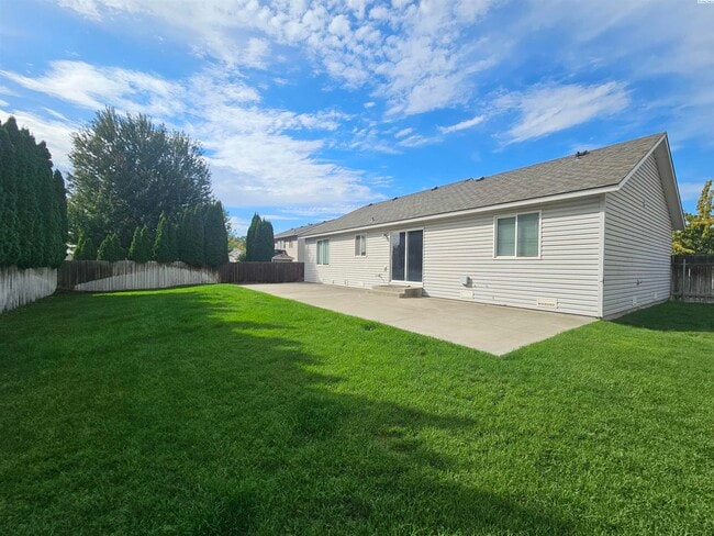 Building Photo - Fully Fenced Large Cul-De-Sac Lot
