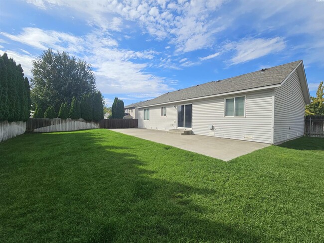 Building Photo - Newly Painted Home on Large Cul-De-Sac Lot