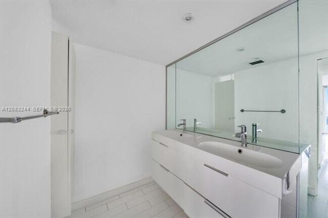 Building Photo - 7601 E Treasure Dr