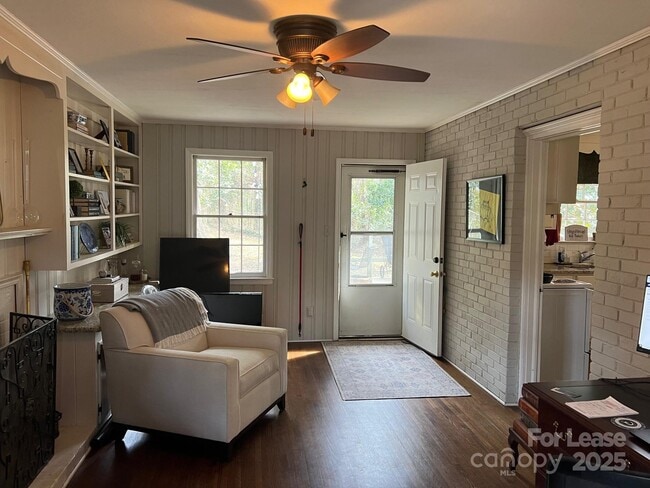 Building Photo - 5531 Farmbrook Dr