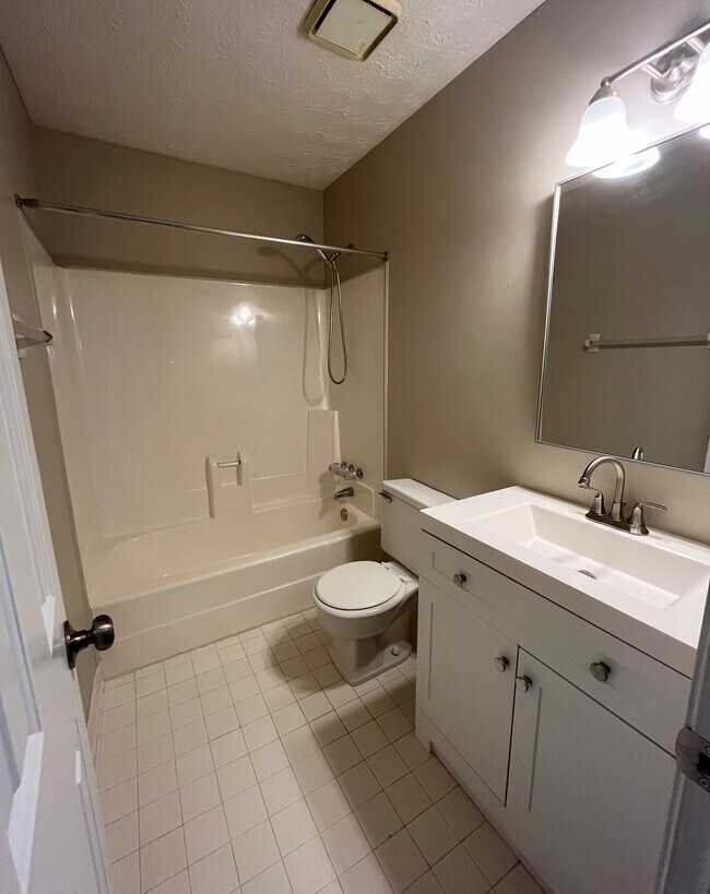 Main floor - Full guest bath - 440 Williamsburg Way
