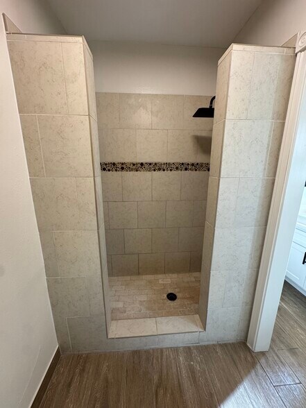 Building Photo - 568 Lomas Santa Fe Dr