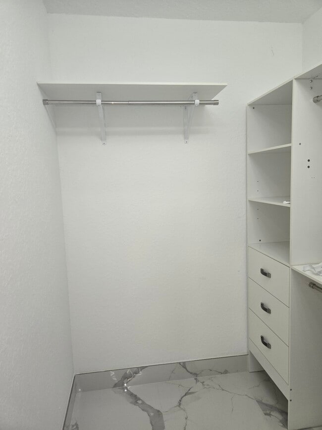 Building Photo - 716 Truman St