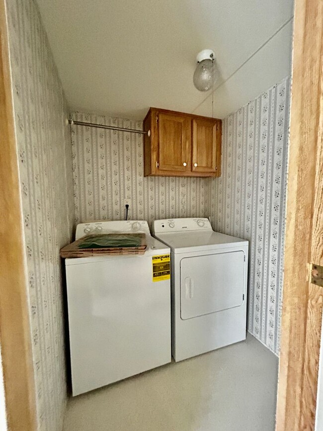 Building Photo - Available Now! 3 Bedroom 2 bath unit