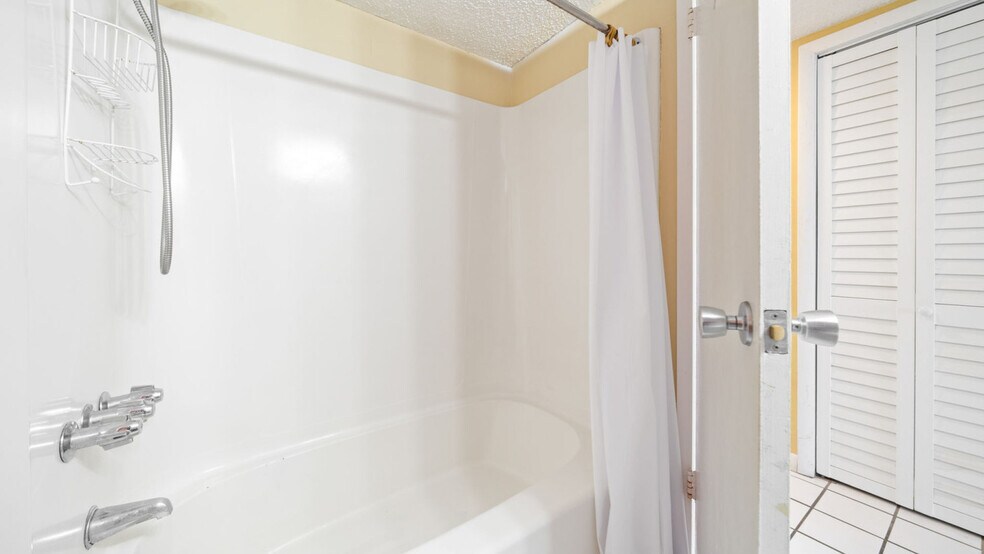 Building Photo - 7205 Thomas Dr