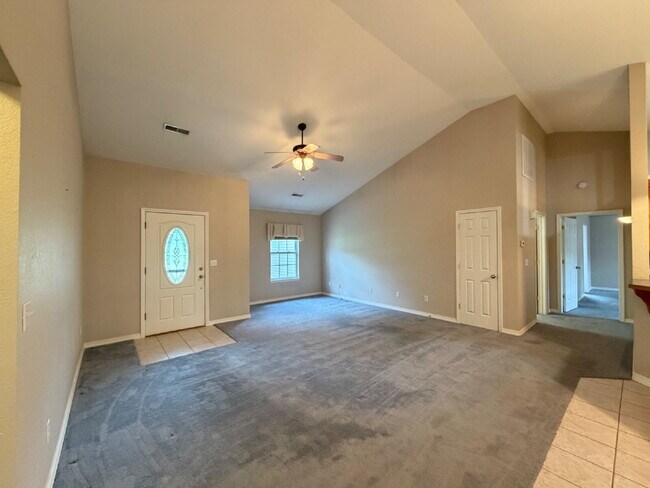 Building Photo - "Charming 3-Bedroom Summerbrooke home with 2 Full Baths with Fenced in, flat back yard”