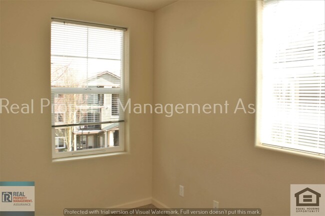 Building Photo - Urban 3 BR / 3.5 BA + Bonus Loft, Townhous...