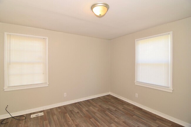 Building Photo - 667 Lorraine Dr