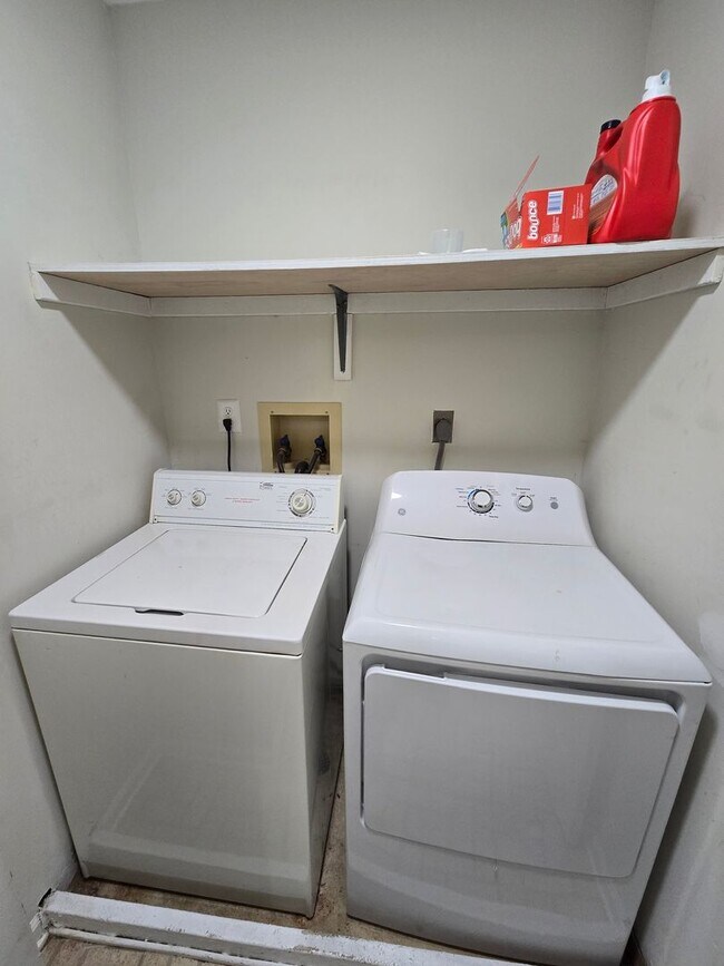 Building Photo - Rare opportunity in North Edison! Spacious 2-bed and 1.5-bathroom townhouse!