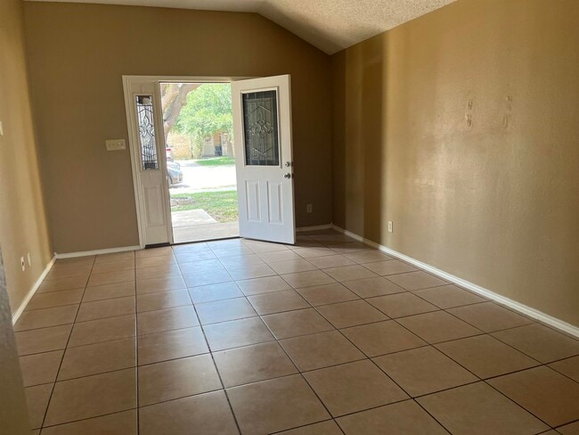 Building Photo - 821 Chalan Dr