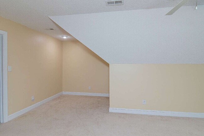 Building Photo - Stunning & Spacious Home in Walnut Hill! 4 Bedrooms | 4 Bathrooms w/ Lawn Care and Trash Service ...