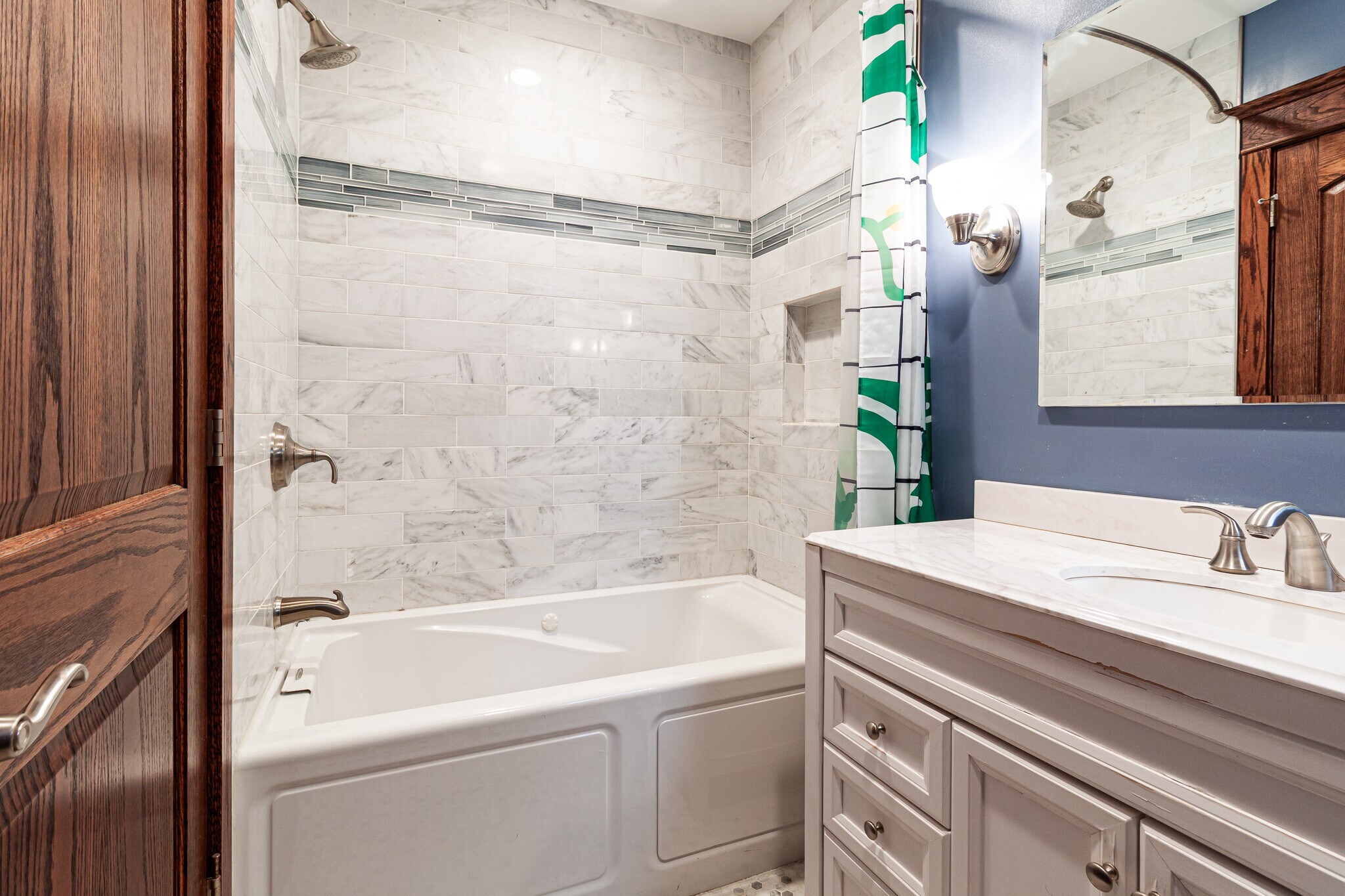 Building Photo - 1019 W Oakdale Ave