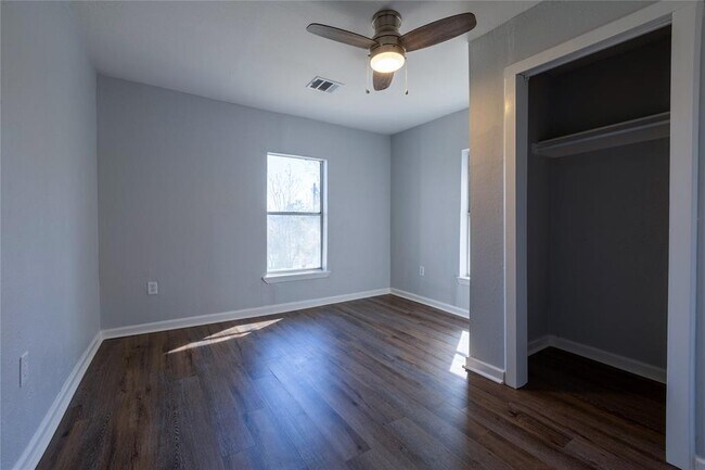 Building Photo - 2304 Thrasher Ln