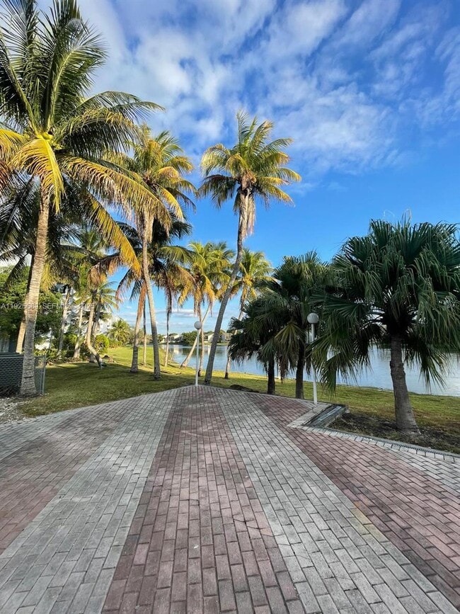 Building Photo - 9375 Fontainebleau Blvd