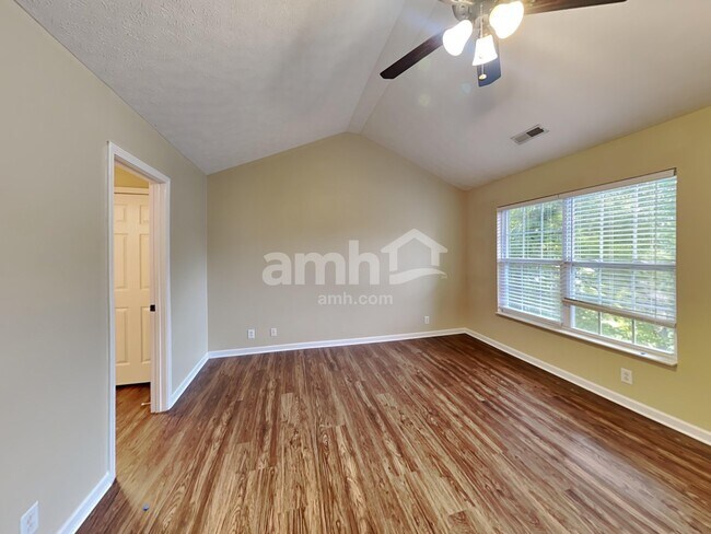 Building Photo - 102 Fairgrove Cir