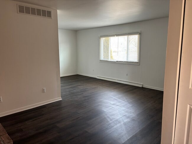 Building Photo - 620 Nahma Ave