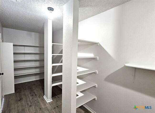 Building Photo - 1648 Dogwood Ln