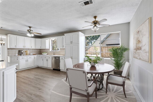 Building Photo - 4106 Cypress Hill Dr