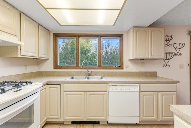 Building Photo - 9 Big Horn Dr