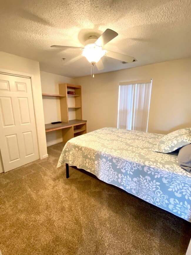 Building Photo - 4 Bedroom Condo in Harts Cove!