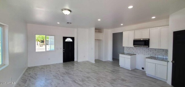 Building Photo - 545 W Ocotillo St