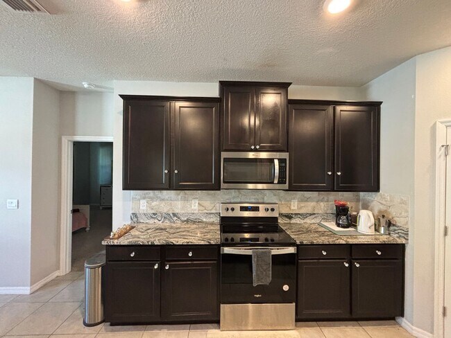 Building Photo - Large home in central Ocala location - Won't last