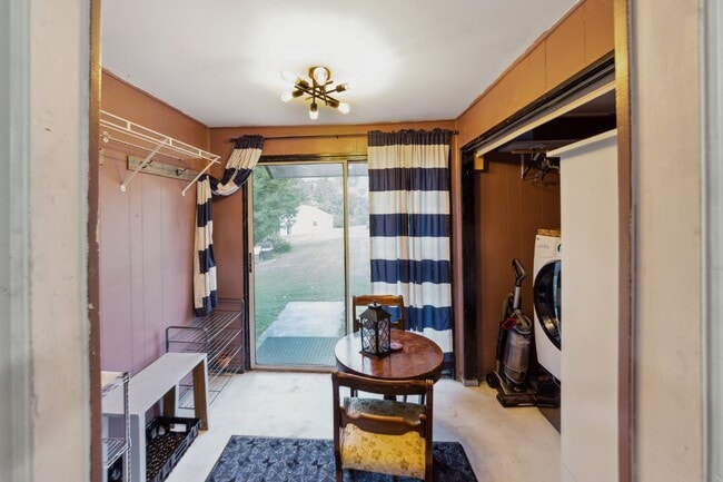Building Photo - Charming, Fully Finished, 2 Bedroom Home w...