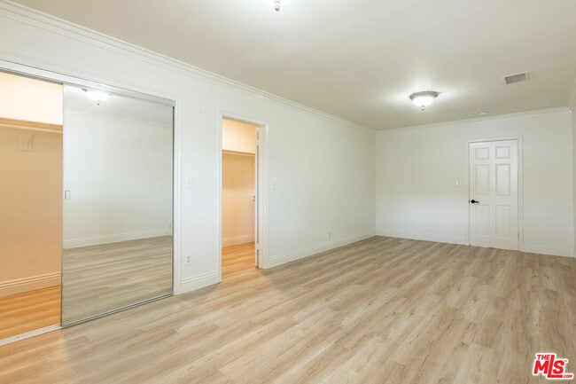 Building Photo - 445 S Mansfield Ave