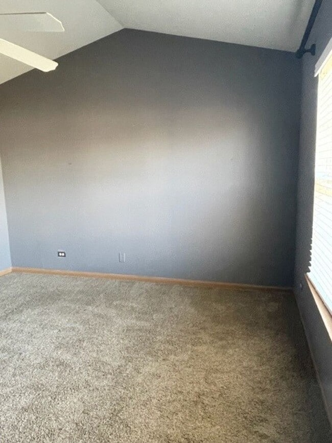 Building Photo - beautiful 2 bed 2.5 Bath spacious town home