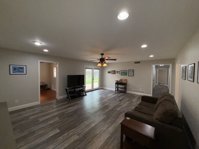 Building Photo - Spacious 3 Bedroom 2 Bath home AVAILABLE NOW!