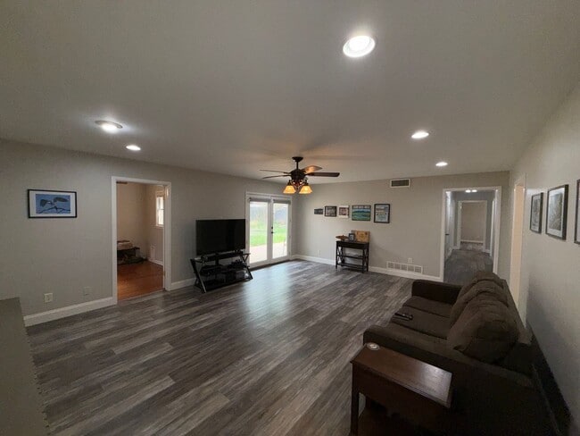 Building Photo - Spacious 3 Bedroom 2 Bath home COMING SOON!