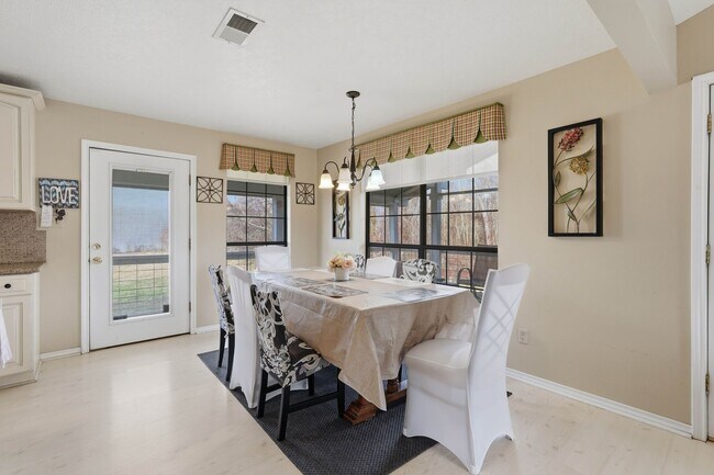 Building Photo - 360 S Lakeside Dr