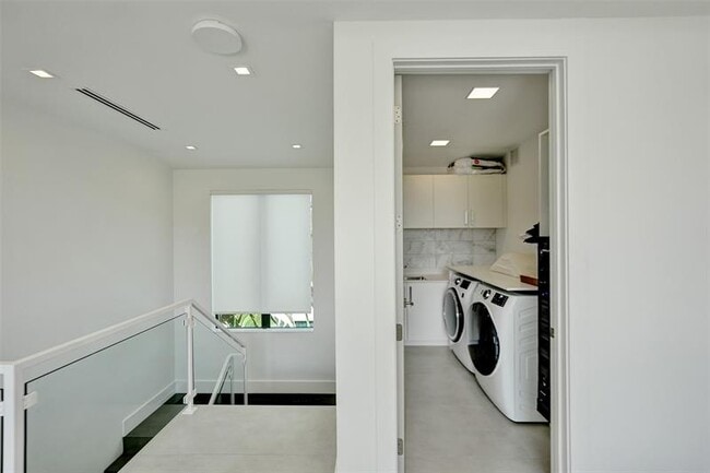 Building Photo - 1111 SE 9th Ave