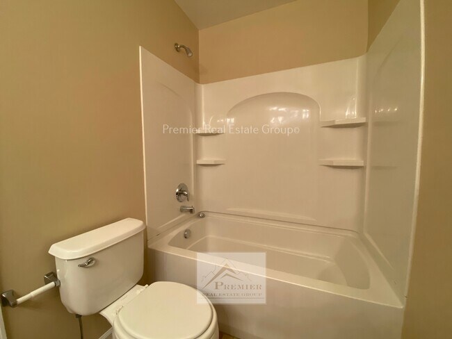 Building Photo - 7668 Sandy Springs Point