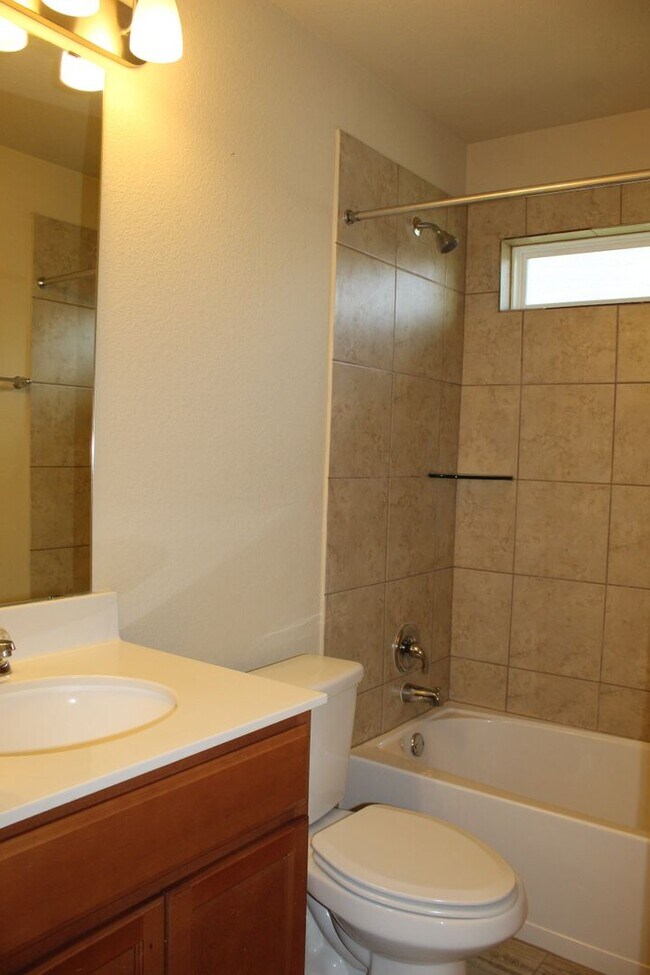 Building Photo - CUTE 3 BEDROOM, 2 BATH