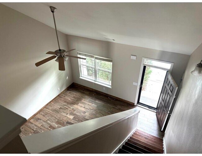 Building Photo - 140 Oakmont Dr