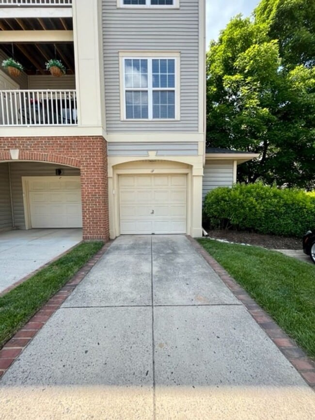 Building Photo - Beautiful 3 BR 2 FB condo with its own garage and driveway