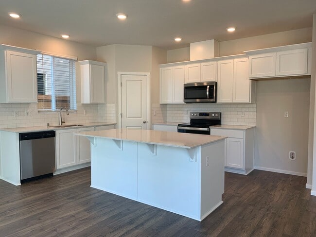 Building Photo - 4 BED/2.5 BATH PLUS A HUGE BONUS ROOM! HIGH END FINISHES! LARGE FENCED BACKYARD !