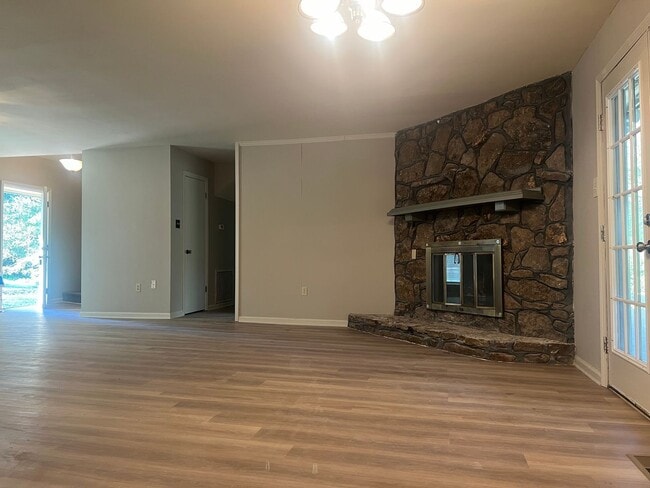 Building Photo - 1211 Essex Ln